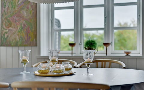 Thorben - 3.5Km from the Sea: Diseño De Interiores, Candelabro, Mueble, Comedor, Techo, Cocina Y Comedor Mesa, Utensilios Para Servir, Lámpara, Vajilla, Material Natural