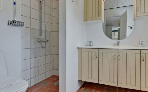 Thorben - 3.5Km from the Sea: Lavabo Del Baño, Arreglo De Tubería, Piso, Lavabo, Mueble De Baño, Suelo, Diseño De Interiores, Baño, Grifo, Gabinetes