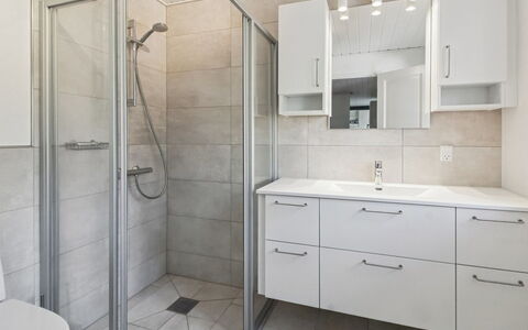 Thorben - 3.5Km from the Sea: Piso, Suelo, Arreglo De Tubería, Lavabo Del Baño, Diseño De Interiores, Mueble De Baño, Lavabo, Baño, Plomería, Grifo