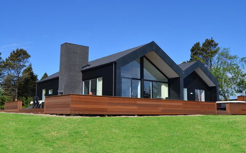 Rudolf - 95M from the Sea: Casa, El Terreno Del Lote, Techo, Cabaña, Vía Muerta, Sombra, Casa De Campo, Césped, Inmuebles, Yarda