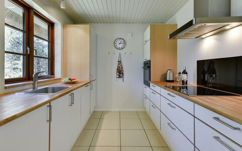 Satzur - 800M from the Sea: Cocina, Mostrador, Piso, Diseño De Interiores, Gabinetes, Madera, Aparato De Cocina, Suelo, Arreglo De Tubería, Techo