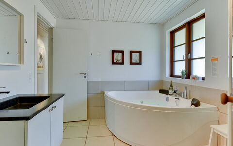 Satzur - 800M from the Sea: Diseño De Interiores, Piso, Suelo, Arreglo De Tubería, Bañera, Madera, Techo, Baño, Grifo, Plomería