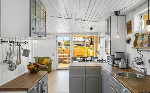 Uffi - 300M from the Sea: Cocina, Aparato De Cocina, Mostrador, Gabinetes, Electrodoméstico, Madera, Mueble, Diseño De Interiores, Electrodoméstico, Piso