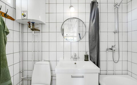Uffi - 300M from the Sea: Diseño De Interiores, Arreglo De Tubería, Piso, Baño, Suelo, Plomería, Lavabo, Grifo, Habitación, Lavabo Del Baño