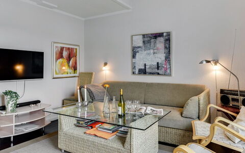 Enrica - 1Km from the Sea: Mueble, Diseño De Interiores, Sofá, Pared, Piso, Sala, Suelo, Habitación, Madera, Mesa