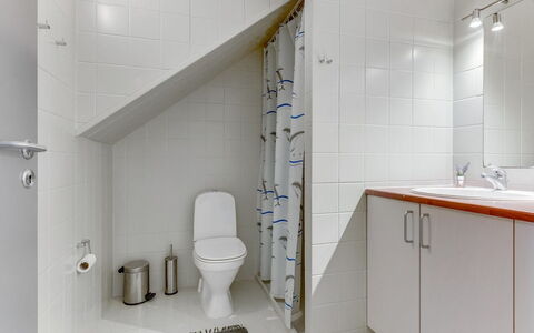 Enrica - 1Km from the Sea: Baño, Piso, Arreglo De Tubería, Pared, Suelo, Diseño De Interiores, Lavabo, Baño, Grifo, Plomería