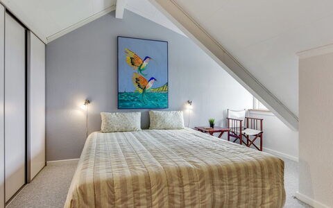 Enrica - 1Km from the Sea: Diseño De Interiores, Piso, Suelo, Cama, Habitación, Mueble, Techo, Madera, Linos, Textil