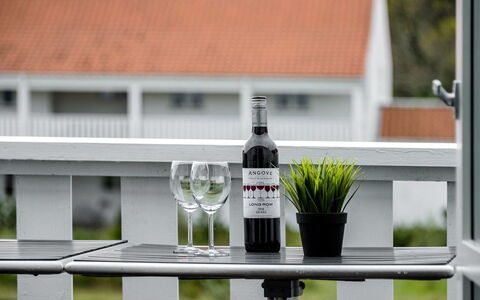 Enrica - 1Km from the Sea: Vaso, Balcón, Mueble Para Exteriores, Planta De Casa, Botella
