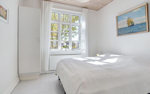 Starki - 800M from the Sea: Cama, Habitación, Diseño De Interiores, Piso, Suelo, Madera, Sábana, Lecho, Techo, Mueble