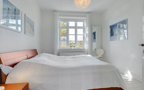 Starki - 800M from the Sea: Cama, Mueble, Habitación, Diseño De Interiores, Suelo, Piso, Lecho, Sábana, Madera, Techo