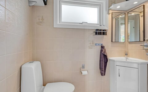 Lirita - 700M from the Sea: Baño, Arreglo De Tubería, Lavabo, Piso, Asiento Del Baño, Diseño De Interiores, Baño, Lavabo Del Baño, Suelo, Grifo