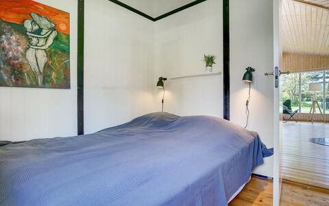 Morle - 600M from the Sea: Piso, Diseño De Interiores, Suelo, Madera, Techo, Habitación, Mueble, Encendiendo, Cama, Lámpara