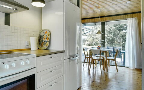 Morle - 600M from the Sea: Cocina, Aparato De Cocina, Diseño De Interiores, Mostrador, Electrodoméstico, Mueble, Piso, Madera, Techo, Gabinetes