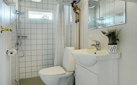 Morle - 600M from the Sea: Arreglo De Tubería, Baño, Lavabo Del Baño, Lavabo, Diseño De Interiores, Asiento Del Baño, Baño, Piso, Suelo, Plomería