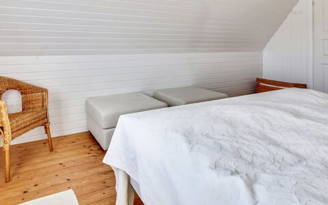Iivari - 1.5Km from the Sea: Piso, Suelo, Madera, Habitación, Cama, Diseño De Interiores, Sábana, Suelos De Madera, Techo, Lecho