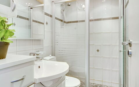 Benite - 50M from the Sea: Baño, Arreglo De Tubería, Lavabo Del Baño, Diseño De Interiores, Baño, Piso, Lavabo, Suelo, Asiento Del Baño, Grifo