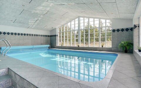 Nana - 4Km from the Sea: Piso, Diseño De Interiores, Suelo, Mueble, Techo, Piscina, Material Compuesto, Recurso, Loseta, Diseño