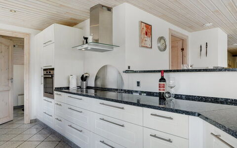 Nana - 4Km from the Sea: Cocina, Piso, Mostrador, Madera, Gabinetes, Diseño De Interiores, Suelo, Techo, Aparato De Cocina, Casa