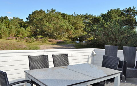 Niilo - 1.7Km from the Sea: Mueble, Mueble Para Exteriores, Mesa, Mesa Al Aire Libre, Silla, Cocina Y Comedor Mesa, Patio, Cubierta, Mesa De Café