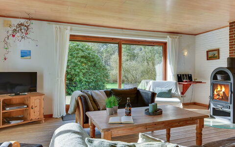 Iiro - 2.5Km from the Sea: Mueble, Diseño De Interiores, Piso, Sofá, Suelo, Madera, Habitación, Sala, Techo, Mesa