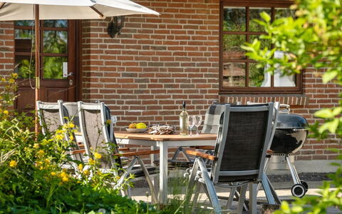 Iiro - 2.5Km from the Sea: Mueble, Silla, Mueble Para Exteriores, Mesa, Mesa Al Aire Libre, Cocina Y Comedor Mesa, Jardín, Patio, Yarda, Patio Interior