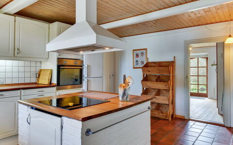 Iiro - 2.5Km from the Sea: Cocina, Piso, Diseño De Interiores, Madera, Mostrador, Suelo, Mueble, Gabinetes, Techo, Aparato De Cocina