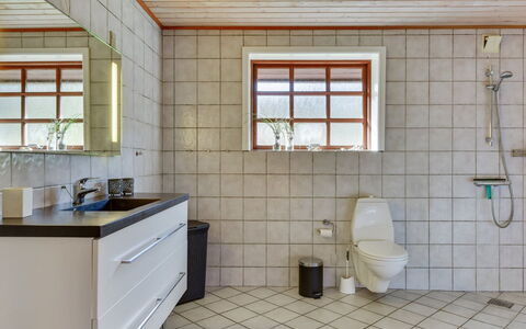 Iiro - 2.5Km from the Sea: Piso, Arreglo De Tubería, Suelo, Diseño De Interiores, Lavabo, Techo, Grifo, Baño, Plomería, Loseta