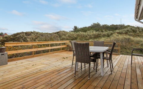 Ami - 200M from the Sea: Madera, Casa, Porche, Cubierta, Madera Dura, Techo, Manchas De Madera, Suelos De Madera, Eco Hotel