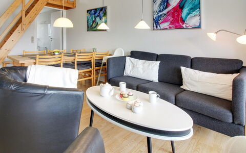 Thoni - 200M from the Sea: Diseño De Interiores, Mueble, Piso, Suelo, Sofá, Sala, Habitación, Techo, Departamento