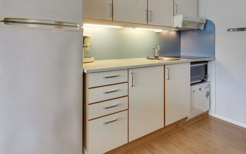 Thoni - 200M from the Sea: Cocina, Piso, Mostrador, Diseño De Interiores, Aparato De Cocina, Madera, Electrodoméstico, Suelo, Gabinetes, Mueble