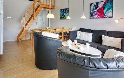 Thoni - 200M from the Sea: Diseño De Interiores, Mueble, Piso, Madera, Suelo, Techo, Habitación, Sala, Sofá, Suelos De Madera