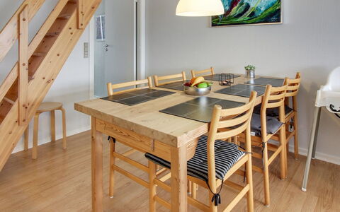 Thoni - 200M from the Sea: Mueble, Piso, Suelo, Suelos De Madera, Madera, Diseño De Interiores, Silla, Comedor, Cocina Y Comedor Mesa, Mesa