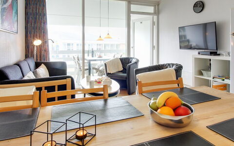 Thoni - 200M from the Sea: Mueble, Diseño De Interiores, Piso, Suelo, Madera, Techo, Silla, Sofá, Habitación, Sala