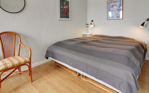 Thoni - 200M from the Sea: Mueble, Cama, Diseño De Interiores, Suelo, Piso, Habitación, Pared, Madera, Sábana, Habitación