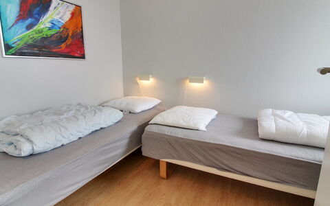 Thoni - 200M from the Sea: Cama, Habitación, Suelo, Sábana, Lecho, Piso, Madera, Diseño De Interiores, Habitación, Marco De La Cama