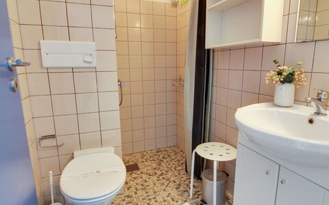 Thoni - 200M from the Sea: Baño, Lavabo Del Baño, Asiento Del Baño, Arreglo De Tubería, Baño, Piso, Diseño De Interiores, Suelo, Lavabo, Grifo