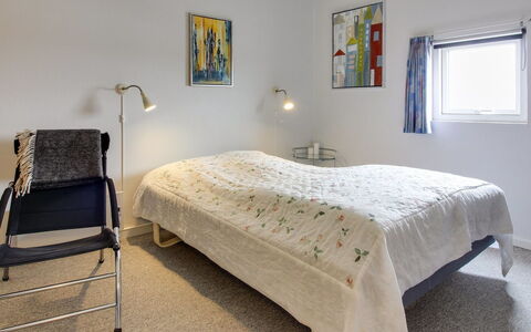 Thoni - 200M from the Sea: Mueble, Cama, Diseño De Interiores, Suelo, Piso, Habitación, Pared, Techo, Sábana, Madera