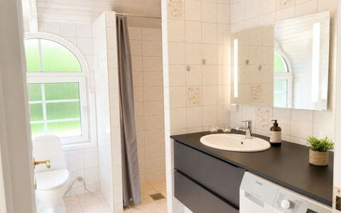 Pasi - 1.2Km from the Sea: Piso, Suelo, Diseño De Interiores, Arreglo De Tubería, Baño, Mueble De Baño, Plomería, Loseta, Grifo, Habitación