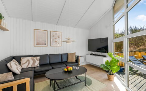 Midja - 800M from the Sea: Madera, Piso, Diseño De Interiores, Suelo, Sofá, Suelos De Madera, Techo, Sala, Madera Dura
