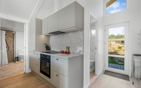 Midja - 800M from the Sea: Piso, Madera, Electrodoméstico, Suelo, Diseño De Interiores, Cocina, Aparato De Cocina, Techo, Mostrador, Gabinetes