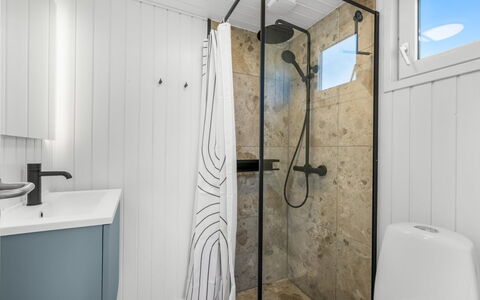 Midja - 800M from the Sea: Arreglo De Tubería, Piso, Suelo, Baño, Diseño De Interiores, Lavabo, Baño, Plomería, Grifo, Mueble De Baño