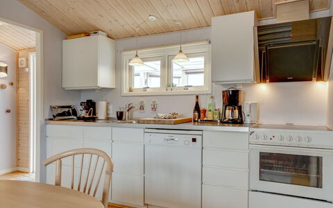 Stener - 250M from the Sea: Cocina, Aparato De Cocina, Mostrador, Madera, Electrodoméstico, Piso, Diseño De Interiores, Mueble, Techo, Gabinetes
