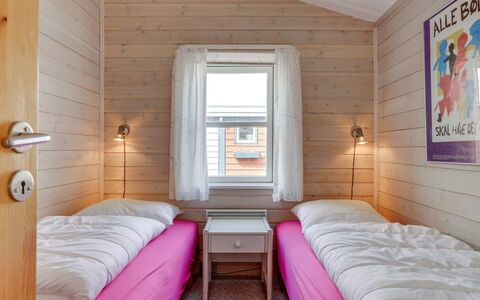 Stener - 250M from the Sea: Madera, Casa, Habitación, Puerta, Madera Dura, Suelos De Madera, Manchas De Madera, Tablón, Cama, Congelación