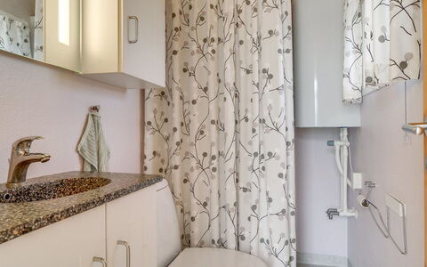 Stener - 250M from the Sea: Arreglo De Tubería, Baño, Diseño De Interiores, Piso, Suelo, Lavabo Del Baño, Plomería, Grifo, Cortina De La Ducha, Baño