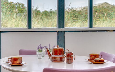 Stener - 250M from the Sea: Mueble, Vajilla, Diseño De Interiores, Mesa, Utensilios Para Servir, Rosado, Porcelana, Comedor, Vajilla, Cocina Y Comedor Mesa
