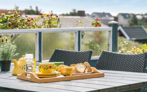 Stener - 250M from the Sea: Mueble, Mesa, Mueble Para Exteriores, Silla, Mesa Al Aire Libre, Maceta, Comida, Cocina Y Comedor Mesa, Fruta, Planta De Casa