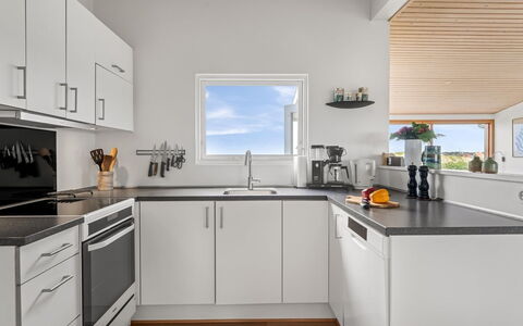 Legolas - 50M from the Sea: Cocina, Aparato De Cocina, Mostrador, Electrodoméstico, Piso, Diseño De Interiores, Madera, Electrodoméstico, Gabinetes, Techo