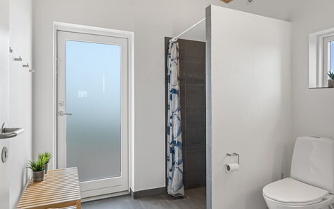 Legolas - 50M from the Sea: Piso, Suelo, Arreglo De Tubería, Baño, Diseño De Interiores, Madera, Baño, Asiento Del Baño, Plomería, Habitación