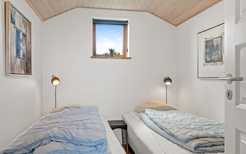 Legolas - 50M from the Sea: Pared, Habitación, Cama, Madera, Sábana, Techo, Lecho, Suelo, Diseño De Interiores, Marco De La Cama