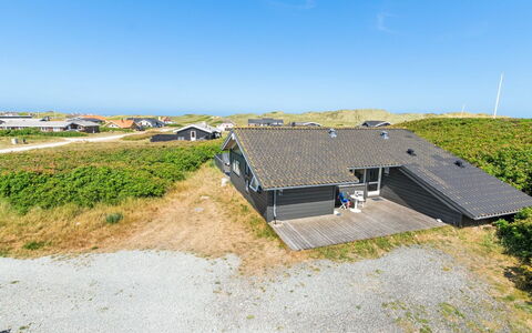 Rink - 150M from the Sea: Casa, Barrio Residencial, Casa, Cabaña, Techo, El Terreno Del Lote, Vía Muerta, Jardín, Inmuebles, Césped